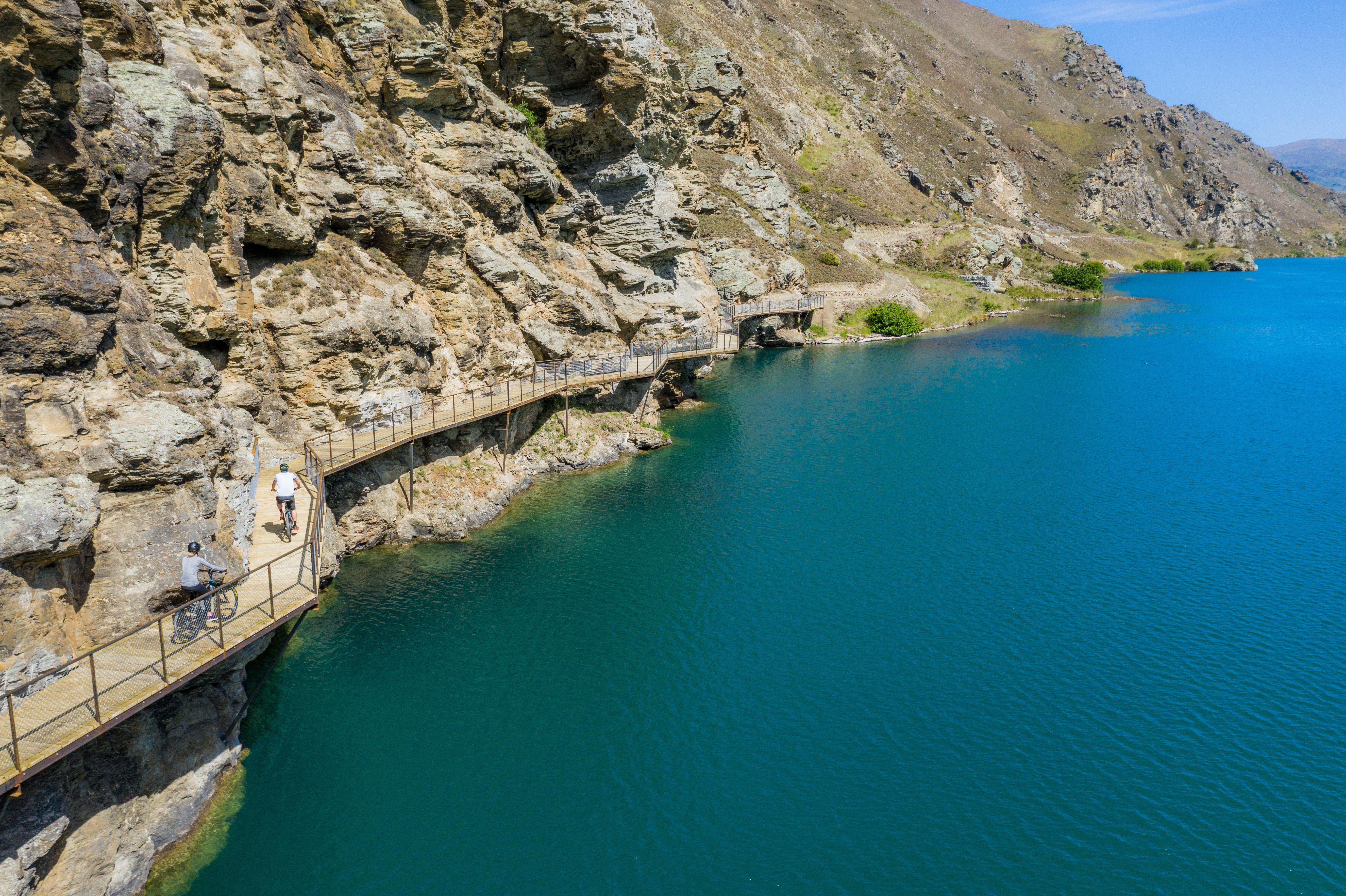 411557-lake-dunstan-trail-cyclists_hero-image